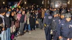 New York Üniversitesi’nde Pazartesi gecesi düzenlenen Filistin yanlısı protesto sırasında 150’den fazla kişi gözaltına alındı. 