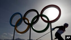 Lambang cincin Olimpiade dilewati seorang atlet ski dalam Olimpiade Musim Dingin di Krasnaya Polyana, Rusia.