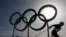 Lambang cincin Olimpiade dilewati seorang atlet ski dalam Olimpiade Musim Dingin di Krasnaya Polyana, Rusia.