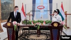 Menlu RI Retno Marsudi (kanan) saat menyambut Menlu Hongaria, Peter Szijjártó di Jakarta, 16 Februari 2021. (Foto: Twitter/@Menlu_RI)