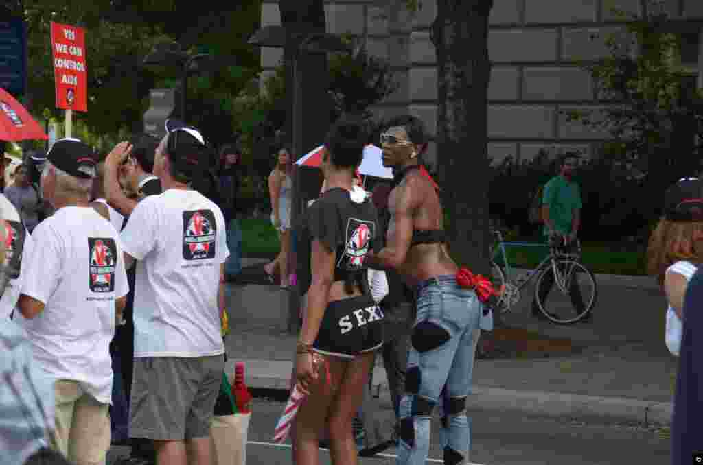 Aunque no falt&#39;o al aire reivindicativo, la manifestaci&oacute;n fue tambi&eacute;n una aut&eacute;ntica fiesta par muchos de los asistentes. (Foto: Juan Moreno).