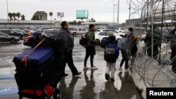 미국과 멕시코 간 국경 봉쇄 소식이 들려오는 가운데 19일 미국에 입국하려는 사람들이 길게 줄 지어 있다.