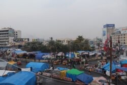 Protesters in Tahrir Square in Baghdad continue to occupy the square after forces moved them back in clashes last week, Jan. 23, 2020. (H.Murdock/VOA)