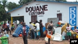 Les migrants congolais qui vivaient en Angola se rassemblent dans la ville frontalière congolaise de Kamako, le 12 octobre 2018.