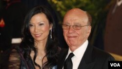 Raksasa media, Rupert Murdoch (kanan) dan isterinya, Wendi Deng