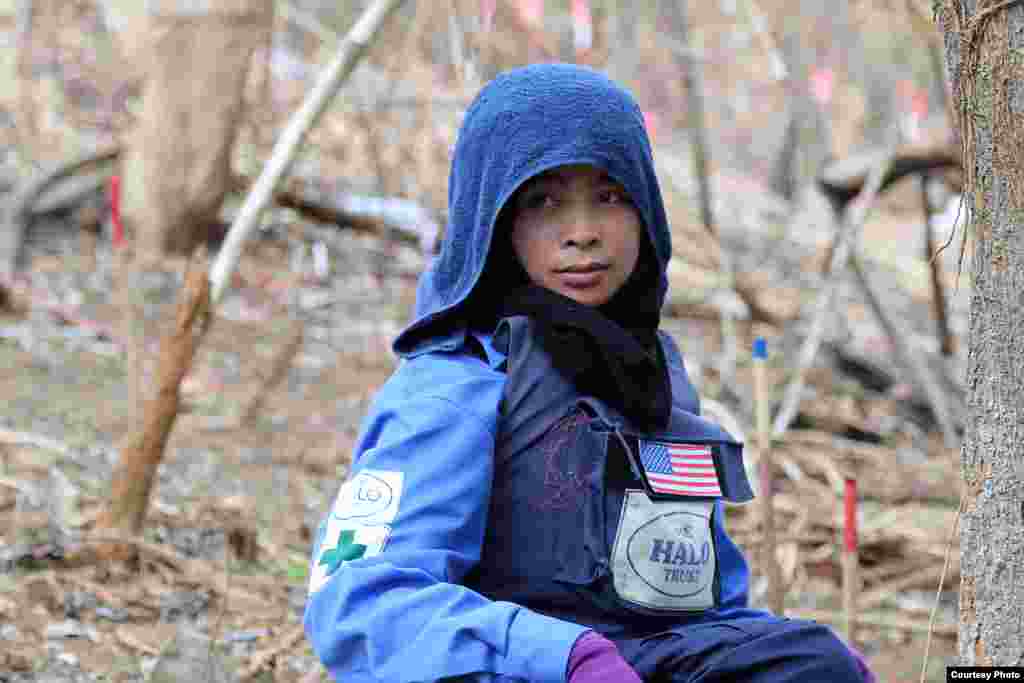 A woman participates in the U.S. Embassy’s humanitarian assistance efforts with the USAID Cambodia program on promoting peace and development between the two countries, in August, 2020. (Photo courtesy of U.S. Embassy in Cambodia) 