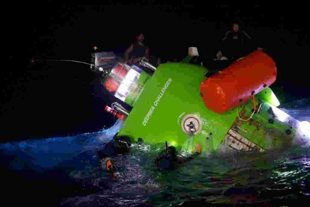 La tripulaqción realizó distintas pruebas con el Deepsea Challenger en Guinea.