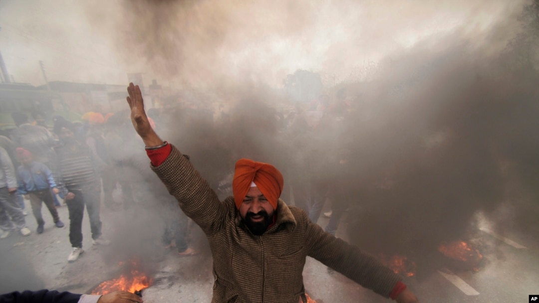 Seorang demonstran Sikh dalam protes terhadap pemimpin partai Kongres Rahul Gandhi tentang pernyataannya terkait kerusuhan anti-Sikh di Jammu, India.