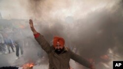 Seorang demonstran Sikh dalam protes terhadap pemimpin partai Kongres Rahul Gandhi tentang pernyataannya terkait kerusuhan anti-Sikh di Jammu, India.