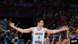 Luis Scola jubile après la victoire de l'Argentine sur la France au Mondial de basket en Chine le 13 septembre 2019.