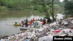  Tumpukan sampah nampak berada di pinggiran sungai Surabaya, di wilayah Kabupaten Gresik. (Foto: Courtesy/Ecoton)