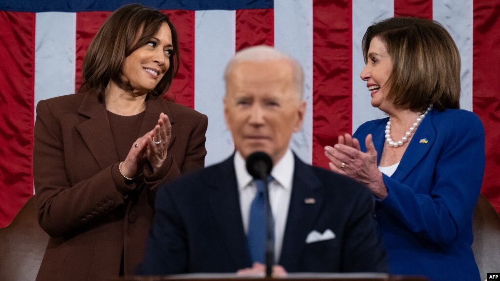 Në këtë fotografi arkivi, nën-presidentja Kamala Harris dhe ish kryetarja e Dhomës së Përfaqësuesve Nancy Pelosi duatrokasin ndërkohë që Presidenti Joe Biden mban fjalimin në Kapitol më 1 mars, 2022/AFP