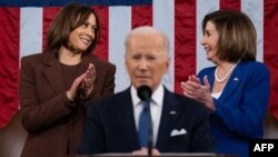 ARCHIVO - La vicepresidenta de EEUU, Kamala Harris, y la entonces presidenta de la Cámara de Representantes, Nancy Pelosi (derecha), aplauden al presidente Joe Biden durante su primer discurso sobre el Estado de la Nación en Washington, DC, el 1 de marzo de 2022.