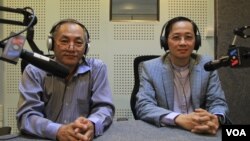 Sok Sam Oeun, an independent lawyer and Kim Santepheap, spokesman of the Ministry of Justice in VOA studio in Phnom Penh on Wednesday May 25, 2016. (Lim Sothy/VOA Khmer) 