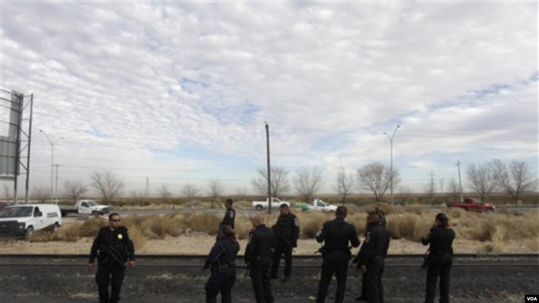 Polisi Meksiko memeriksa lokasi pembunuhan di Ciudad Juarez (foto ilustrasi). Ribuan orang per tahun dibunuh terkait kekerasan kartel narkoba di kota di Meksiko utara ini.