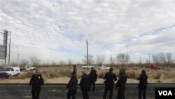 Polisi Meksiko memeriksa lokasi pembunuhan di Ciudad Juarez (foto ilustrasi). Ribuan orang per tahun dibunuh terkait kekerasan kartel narkoba di kota di Meksiko utara ini.