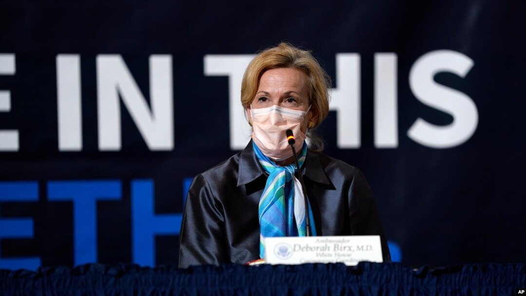 Koordinatorka Bele kuće za reagovanje na koronavirus, dr Debra Birks, učestvuje u okruglom stolu o donaciji plazme u sedištu Američkog Crvenog krsta 30. jula 2020. (AP Photo/Evan Vucci)