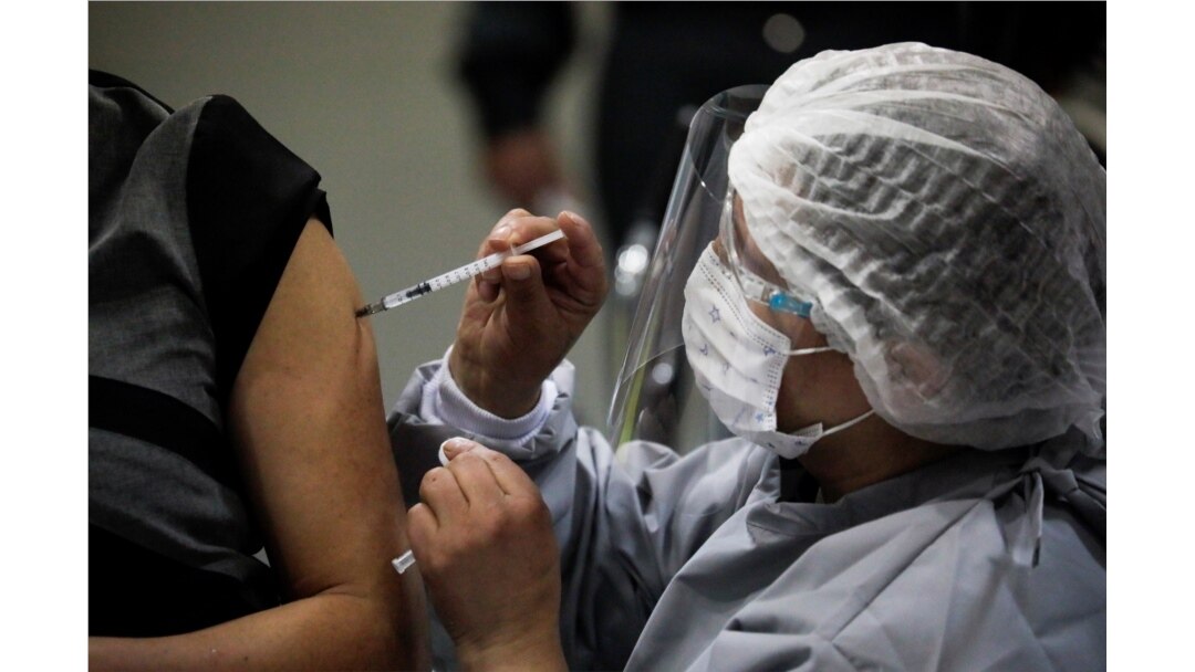 Un trabajador de la salud recibe una dosis de la vacuna rusa Sputnik V contra la enfermedad por coronavirus (COVID-19) en el Hospital del Norte en El Alto, afueras de La Paz, Bolivia, 30 de enero de 2021. ​