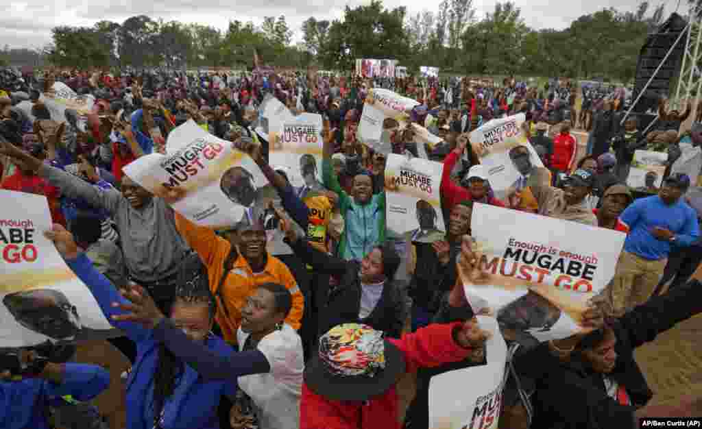 Les manifestants brandissent des affiches demandant au président Mugabe de démissionner, sur lesquels est écrit &quot;37 ans pour rien&quot;, à Harare, Zimbabwe, 18 novembre 2017.