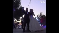 无惧疫情威胁 埃及夫妇街头庆祝新婚