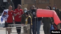 En la foto aparece el argentino israelí Iair Horn, uno de los rehenes liberado por Hamás este sábado en Gaza y entregado a la Cruz Roja.