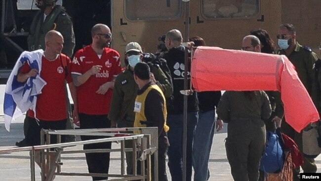 En la foto aparece el argentino israelí Iair Horn, uno de los rehenes liberado por Hamás este sábado en Gaza y entregado a la Cruz Roja.