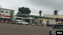 Les voitures font la queue dans l'espoir d'obtenir de l'essence dans la ville de Harare, au Zimbabwe. (Photo: Bathabile Masuku / VOA)