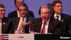 El presidente de Cuba, Raúl Castro, aprovechó su primera intervención en la CELAC, para aclarar que aunque están interesados en continuar el diálogo diplomático con EE.UU., no están dispuestos a realizar cambios en su política interna.