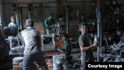 বাংলাদেশের একটি কারখানায় কাজ করছে শিশু শ্রমিক 