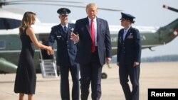 TT Donald Trump và Đệ nhất Phu Nhân Hoa Kỳ chuẩn bị lên máy bay thăm thành phố Dayton, bang Ohio, hôm 7/8/2019.