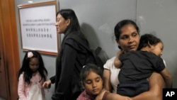 En esta foto de archivo de julio de 2017, Vanessa Mae Rodel con su hija Keana (a la izquierda) esperan en la oficina de la Junta de Apelación de Reclamaciones de Tortura en Hong Kong. Vanessa y su hija recibieron asilo en Canadá el martes.