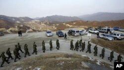 ژماره‌یه‌ک سه‌ربازی کۆریای باشور له‌ میانه‌ی مه‌شقێـکدا له‌ ناوچه‌یه‌کی شاخاوی وڵاته‌که‌یاندا، پـێـنجشه‌ممه‌ 23 ی دوازده‌ی 2010