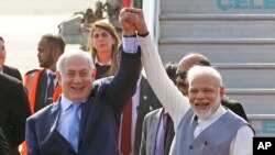 PM Israel Benjamin Netanyahu (kiri) disambut oleh PM India Narendra Modi setibanya di bandara Palam, New Delhi, 14 Januari 2018. 