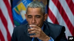ປະທານາທິບໍດີ Barack Obama ດື່ມນໍ້າ ທີ່ຕອງຈາກແມ່ນໍ້າ ໃນເມືອງ Flint.