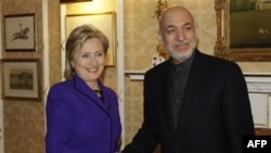 Госсекретарь США Хиллари Клинтон (слева) и президент Афганистана Хамид Карзай (архивное фото)