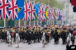 El rey Carlos III de Gran Bretaña y Camila, la reina consorte, se dirigen a la ceremonia de coronación en Londres el sábado 6 de mayo de 2023. (AP Photo/Jon Super, Pool)