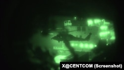 2026년 4월 19일 오만 해역 인근에서 미 해병대원들이 이란 선박 ‘투스카호’ 장악을 위해 헬기에서 하강을 하고 있다.