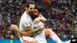 Diego Costa de España (derecha) celebra con su compañero de equipo Isco después de anotar su gol durante el partido frente a Irán en el Kazan Arena en Kazan, Rusia, el miércoles, 20 de junio de 2018.