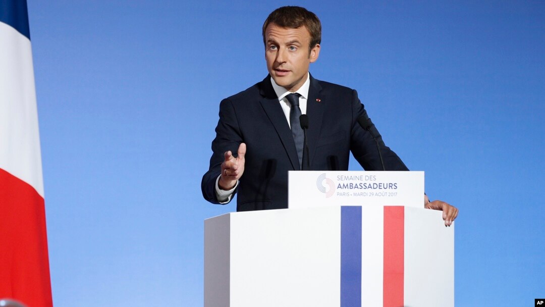 Presiden Perancis Emmanuel Macron berbicara di depan para diplomat Perancis yang berkumpul di Istana Elysee, Paris, Selasa (29/8). 