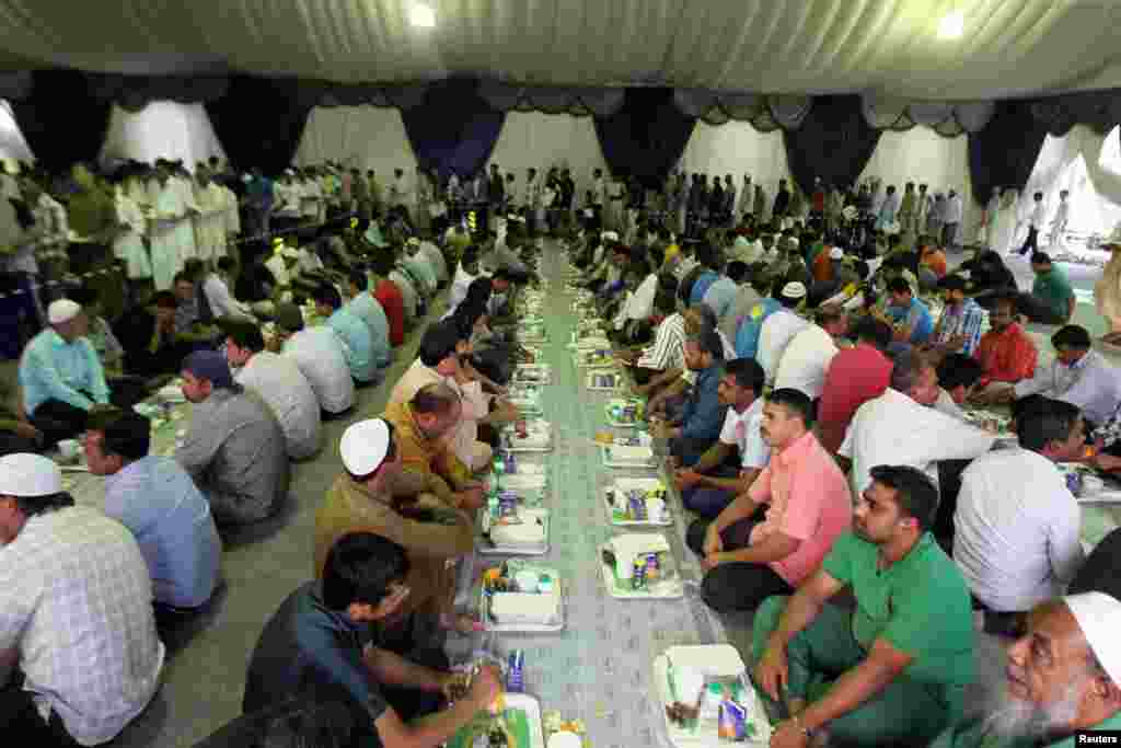 Para buruh bersiap berbuka puasa dalam tenda pada hari pertama Ramadan di Riyadh, Arab Saudi (10/7). (Reuters/Faisal Al Nasser)