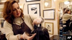 Karen Gordon (kiri), menata rambut seorang pelanggannya di J. Gordon Designs, Chicago (29/12). 