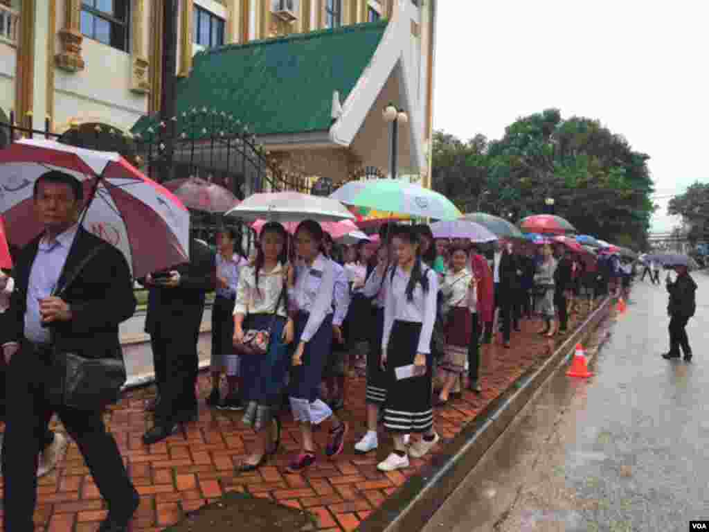 在雨中排队等待进入国家文化中心大厅听取奥巴马演讲的人群