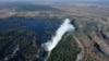 Un arc-en-ciel sur les chutes Victoria sur le Zambèze à la frontière entre la Zambie et le Zimbabwe, le 29 juin 2018.