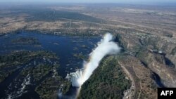 Un arc-en-ciel sur les chutes Victoria sur le Zambèze à la frontière entre la Zambie et le Zimbabwe, le 29 juin 2018.