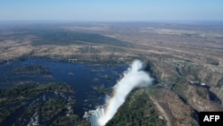 Un arc-en-ciel sur les chutes Victoria sur le Zambèze à la frontière entre la Zambie et le Zimbabwe, le 29 juin 2018.