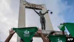 Activistas salvadoreñas durante una manifestación exigiendo la legalización del aborto en la Plaza de la Constitución en el marco del Día Internacional del Aborto Seguro en San Salvador, el 28 de septiembre de 2020.