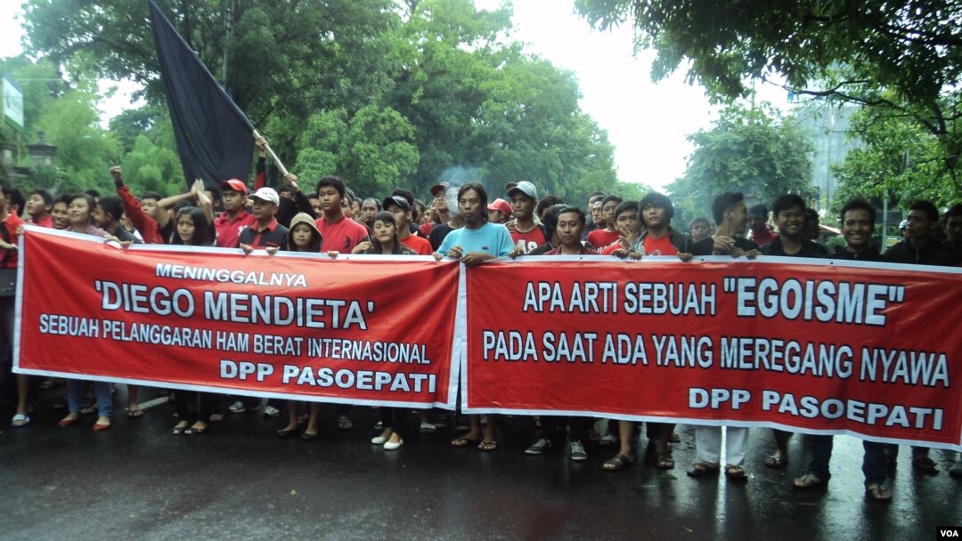 Pendukung Persis Solo berdemonstrasi menuntut tanggung jawab manajemen klub sepakbola tersebut atas kematian pemain asal Paraguay, Diego Mendieta. (VOA/Yudha Satriawan)