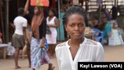 Une cliente au marché des paysans, à Lomé, Togo, 10 juin 2016. VOA/Kayi Lawson