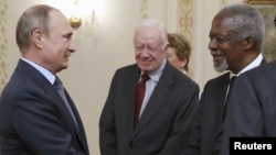 L'ancien secrétaire général des Nations unies Kofi Annan (2ème à droite) s'entretient avec le président russe Vladimir Poutine (à gauche), l'ancien président américain Jimmy Carter (au centre), et d'autres membres du groupe des anciens (Elders), le 29 avril 2015.