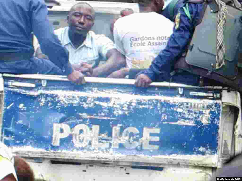 Des policiers transportent des jeunes arrêtés devant la Cathédrale Saint-Joseph à Goma, en RDC, le 25 février 2018/ (VOA/Charly Kasereka)